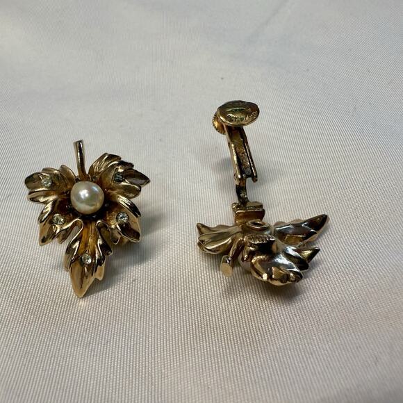 Vintage Coro Gold Tone Leaf Earrings Faux Pearl Rhinestone Clip On Signed - Picture 5 of 5